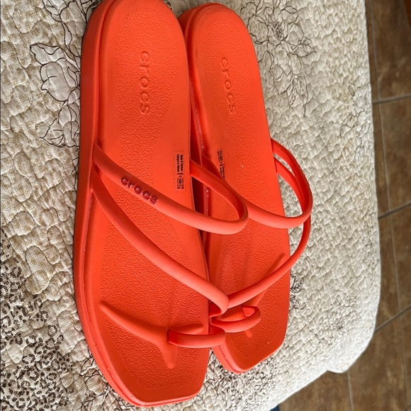 CROCS Women's Miami Toe  Bright Orange Sandals - Picture 3 of 5